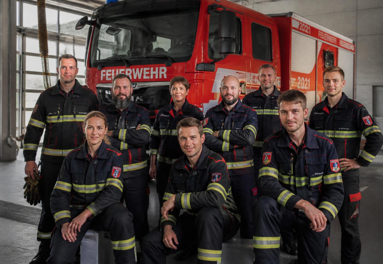 Membres de la Compagnie 11 réunis devant un véhicule d'intervention